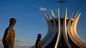 catedral-metropolitana-de-brasilia-projetada-por-oscar-niemeyer-em-1958-