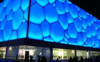 “Water Cube” de Beijing ganha nova iluminação na comemoração do seu 5º aniversário